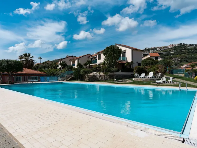 Fin lejlighed for 4 gæster med WIFI, pool, TV, terrasse og kæledyr tilladt - Image 1
