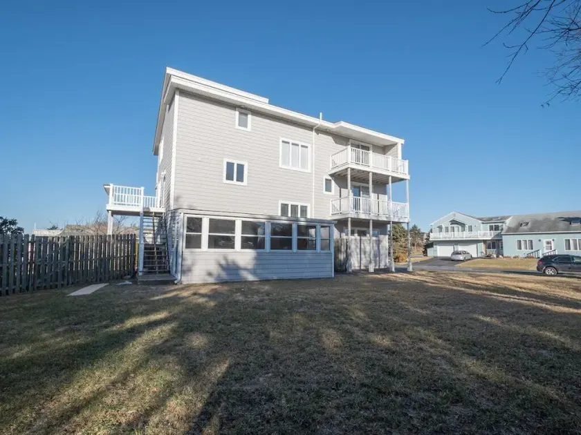 Beautiful and Spacious 5 bedroom 3 1/2 bath. In the village of Pt. Judith. - Image 1