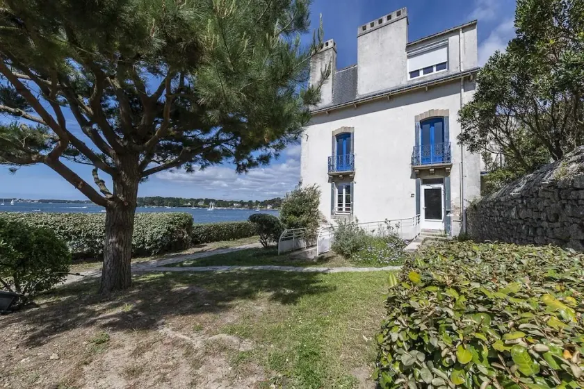 Stort hus ved vandet på en ø uden biler - Image 1