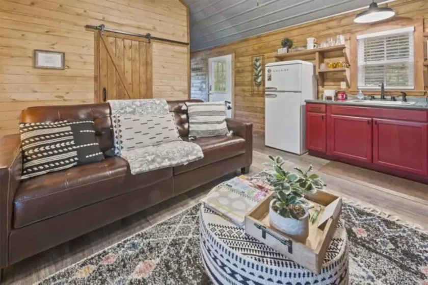 Tiny Cabin! private back deck, outdoor fire pit, less than a mile to lake - Image 1
