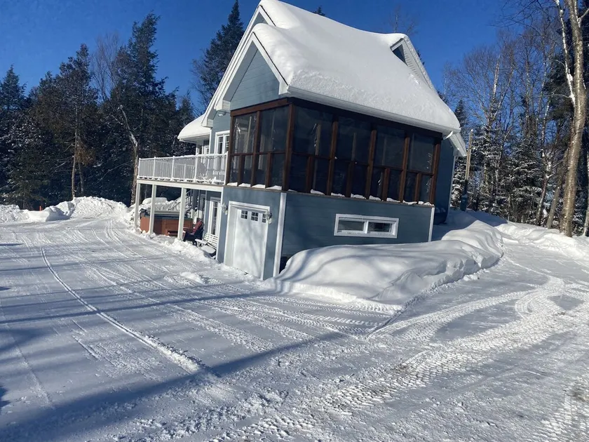 La Belle Bleue sur le Lac, 4 bedrooms, 2 bathrooms, Spa, indoor and outdoor fireplaces - Image 1