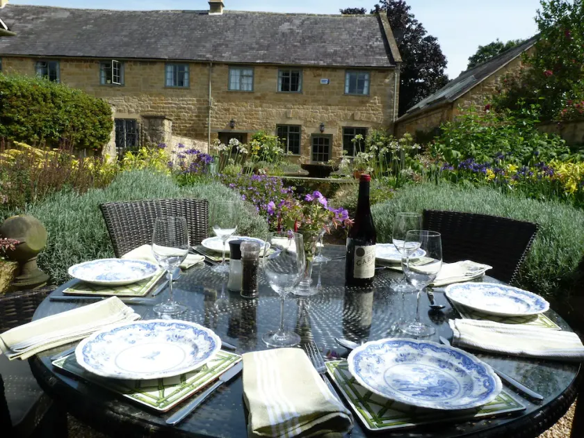 Russell Court Cottage Historic 18th-Century Cotswold Retreat in Central Broadway - Image 1
