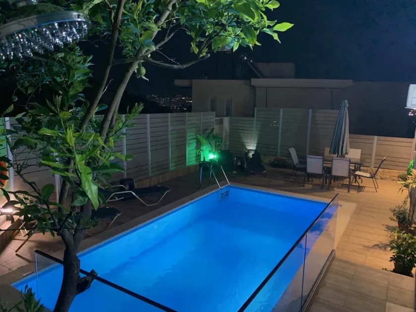 Top quality 2-bedroom home w/ pool & magical view - Image 1