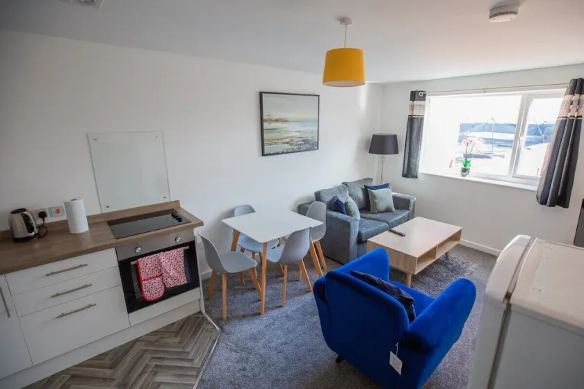 Walking Distance to Restaurants, Bars, Cafes, Metro Station, and Ferry Terminal - Image 1