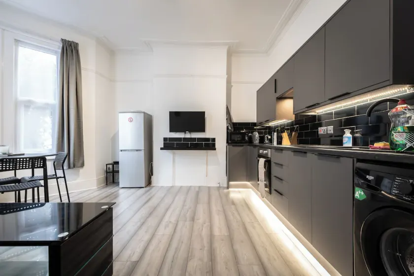 Newly Renovated 2 Bed Ground Floor Apartment - Image 1