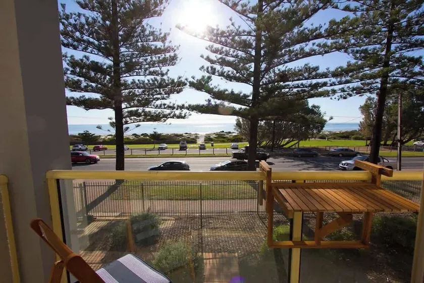 Beachfront self contained upstairs apartment - Image 1