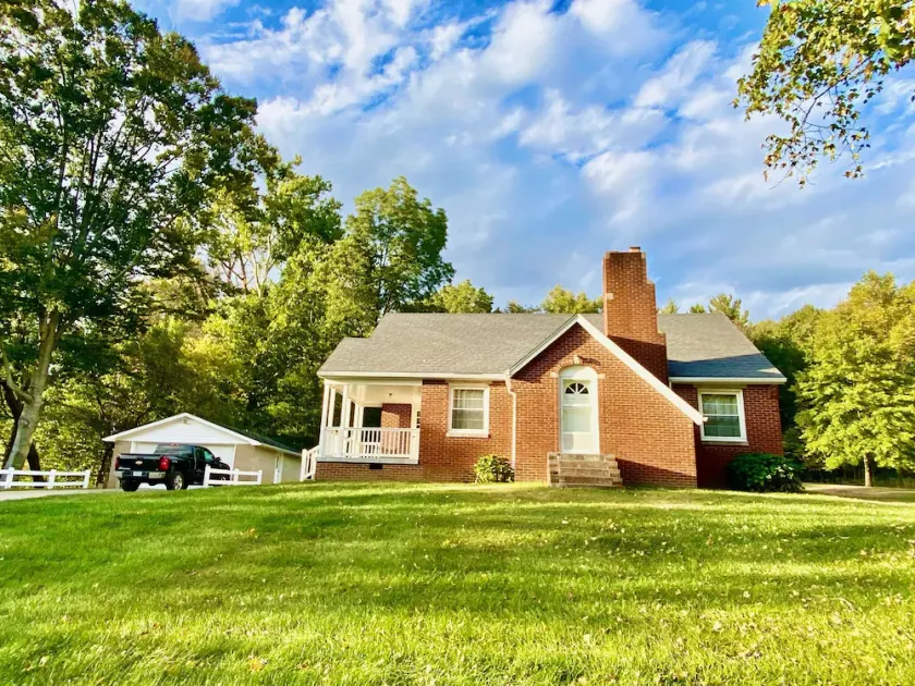 Oasis in the Woods. Next door to the Schnitzelbank. 0.3 miles to the Riverwalk! - Image 1