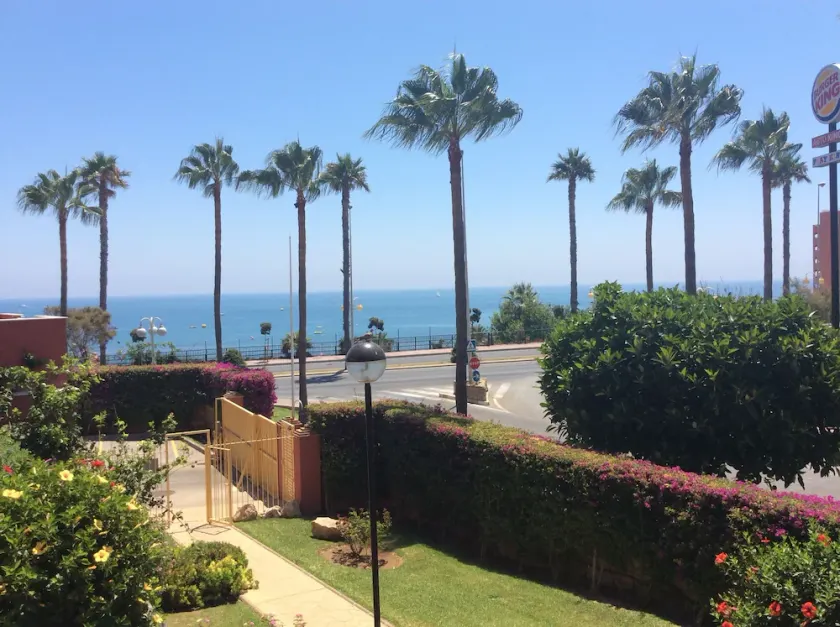 Apartamento de playa moderno y fresco en Benalmádena - Image 1
