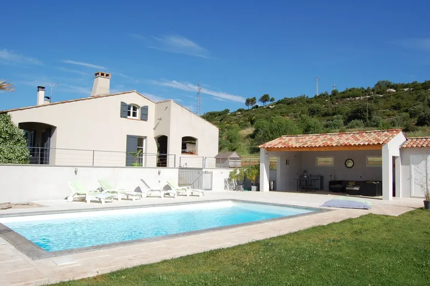 Villa in the countryside with swimming pool near Aix en Provence - Image 1