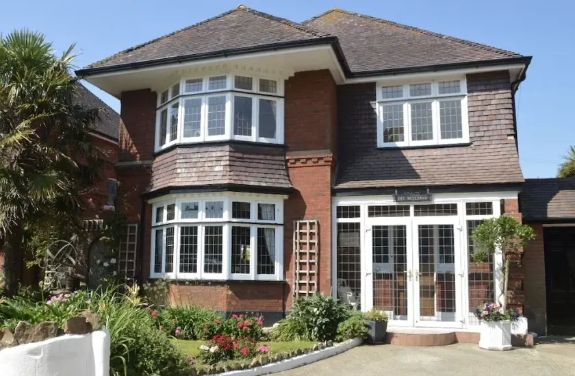 Large four bedroom home near country walks & beach - Image 1