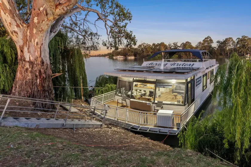Moving Waters houseboat -moored accommodation - Image 1