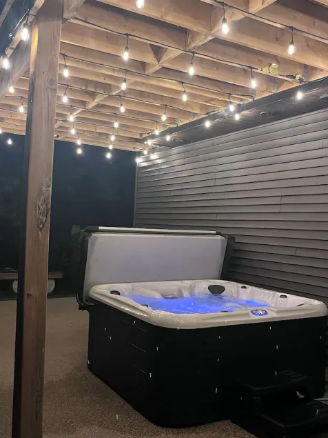 Burwell Hideaway Nordic Spa *HOT TUB * Sauna* Pool Table * Fireplace * - Image 1