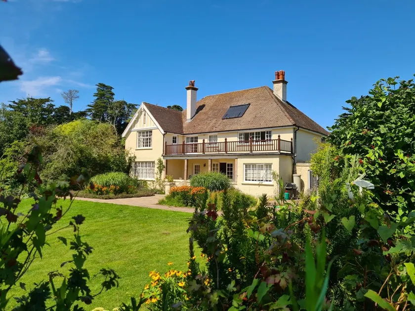 5-bed house: pool, tennis court, walk to beach, 10 acres - Image 1