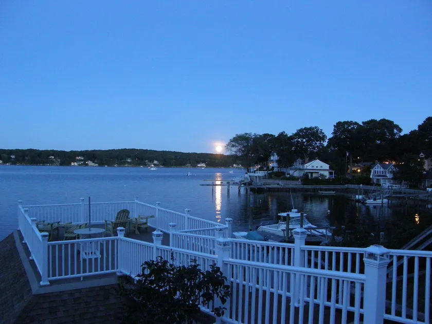 Direct waterfront vacation rental, family friendly, pets allowed - Image 1