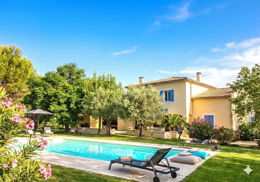 Very large villa with swimming pool and air-conditioned rooms + large garden with trees - Image 1