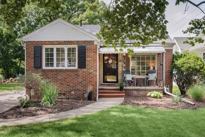 Family Home by Park, King bed, 2 Living spaces, Near Zoo, UTMC & Downtown Toledo - Image 1