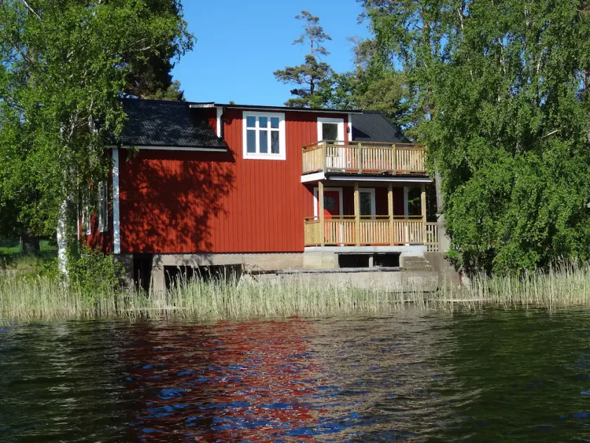 Hus med søen Innaren som den nærmeste nabo - Image 1
