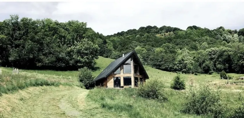 Joli Chalet Face au Plomb du Cantal - Image 1