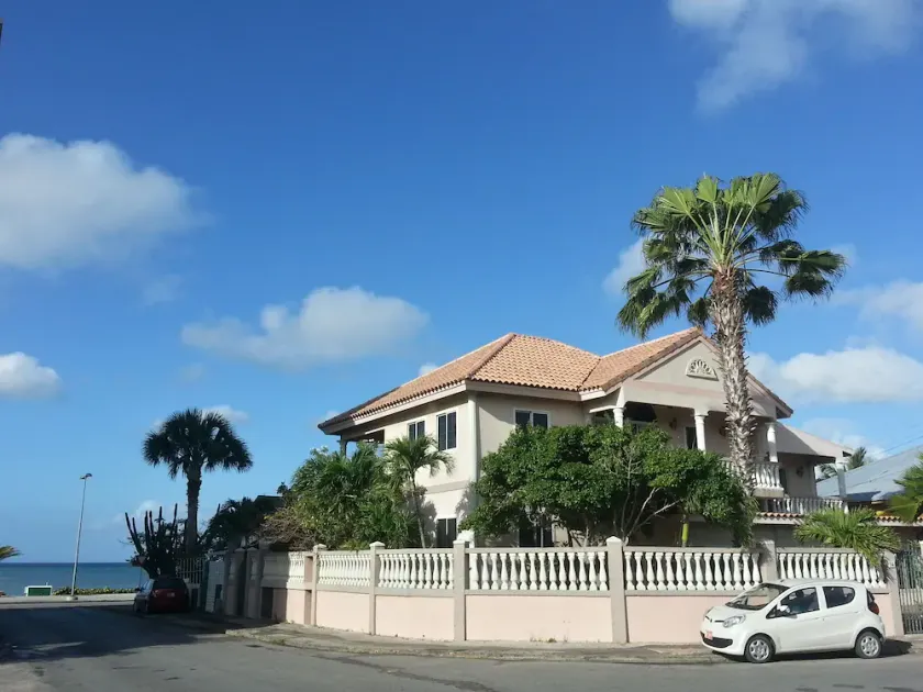 Le Chateau Ocean Villas - Image 1