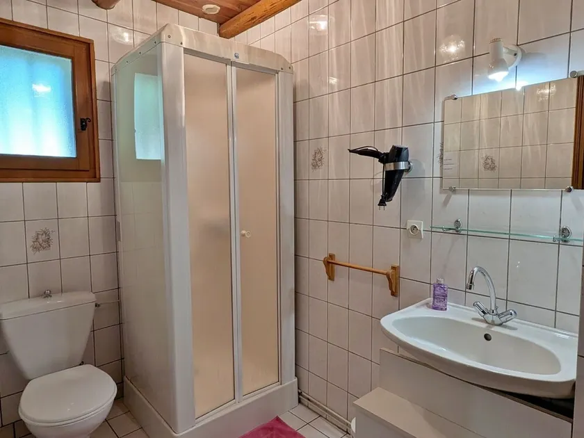 Maison de charme en pierre au bord d’un ruisseau, proche d’un bourg médiéval – Jardin et garage inclus - Image 1