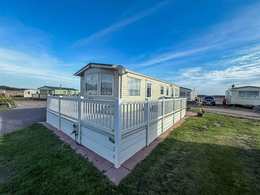 Billig hundevenlig 4 campingvogn til leje med terrassebord i Suffolk ref 40094 - Image 1