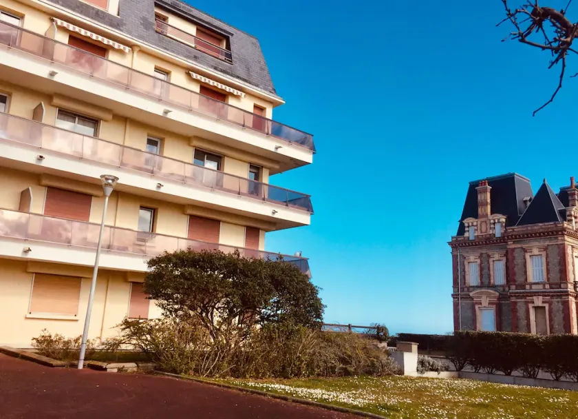 Cabourg plage, near town center, 3-room apartment, seafront building - Image 1