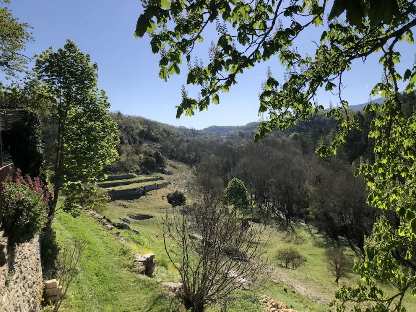 Intimate, sober accommodation overlooking the Luberon - Image 1