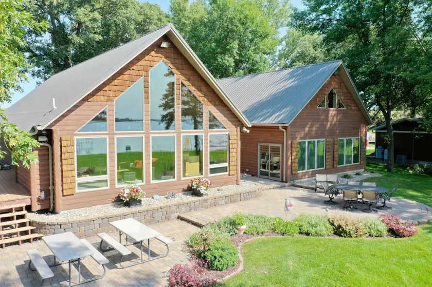 Beautiful Lake Ida home ready for multi-family indoor & outdoor fun! - Image 1