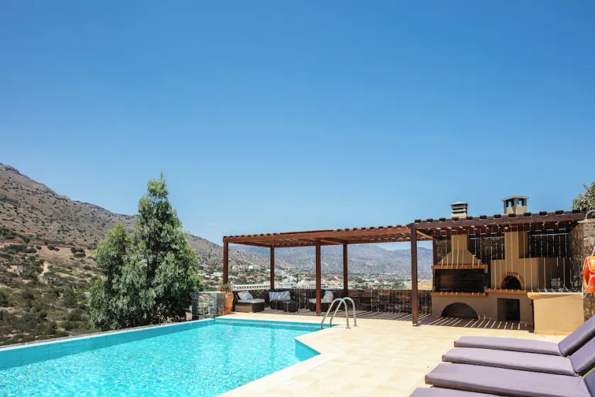 Sea views, short drive to the beach and shops! - Image 1