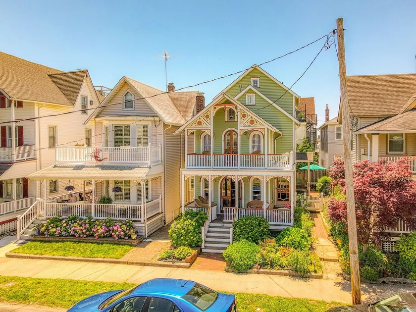 58 Broadway = Beautiful Victoria Beachhouse - Image 1