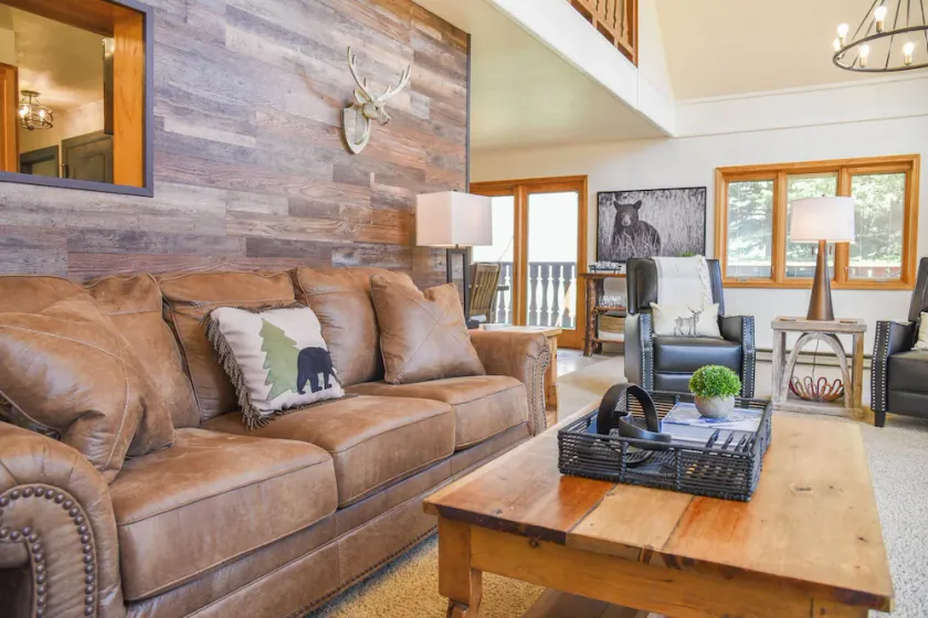 5 bedroom accommodation in Red River - Image 1