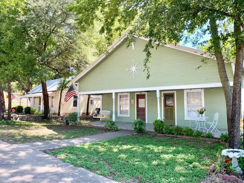 Compass Cottage in Historic Glen Rose - Image 1