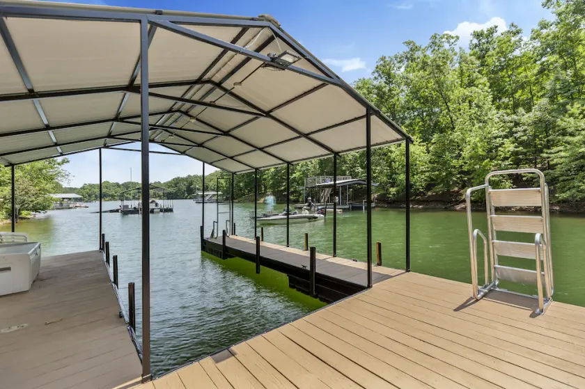 Waterfront Lake Cabin! PRIVATE Dock, 12 Mins to Hartwell! 1 mile to boat launch - Image 1
