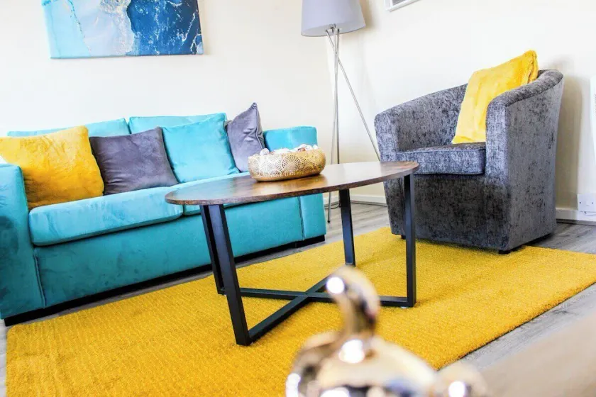 Lovely apartment with free parking & Wi-Fi - Image 1