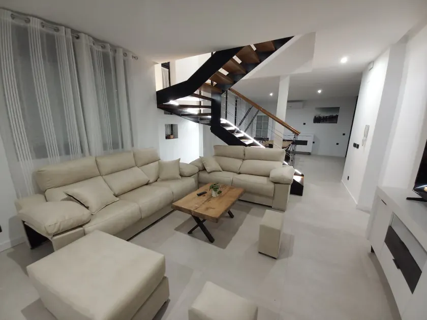 Design house, with all the comforts, large common areas and well located - Image 1