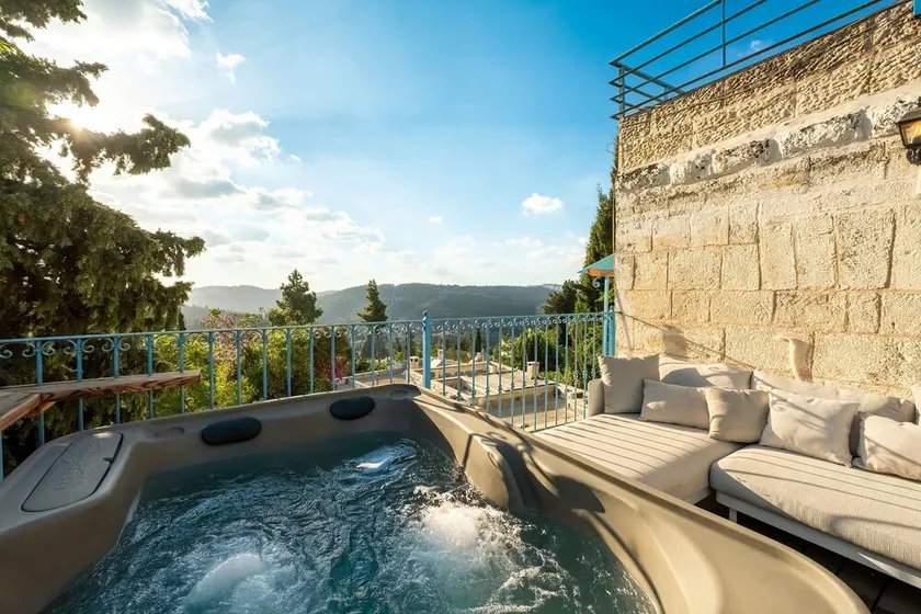Historical 2 bedrooms home with a Private Jacuzzi - Image 1