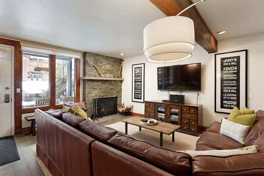 Fifth Avenue Unit 8, Condo with Extra Murphy Bed + Access to Pool & Hot Tub - Image 1