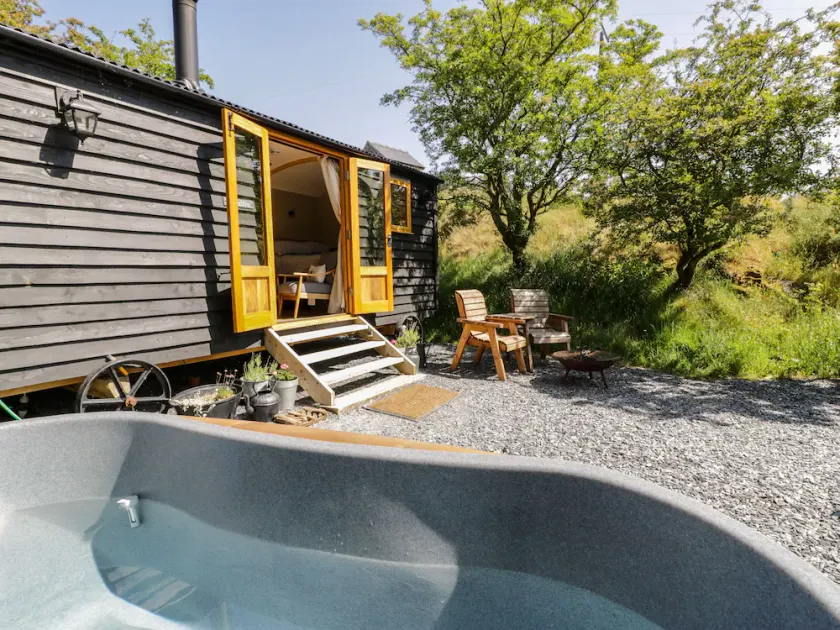 MOELFRE - SHEPHERDS HUT, romantic, with hot tub in Llanbedr - Image 1