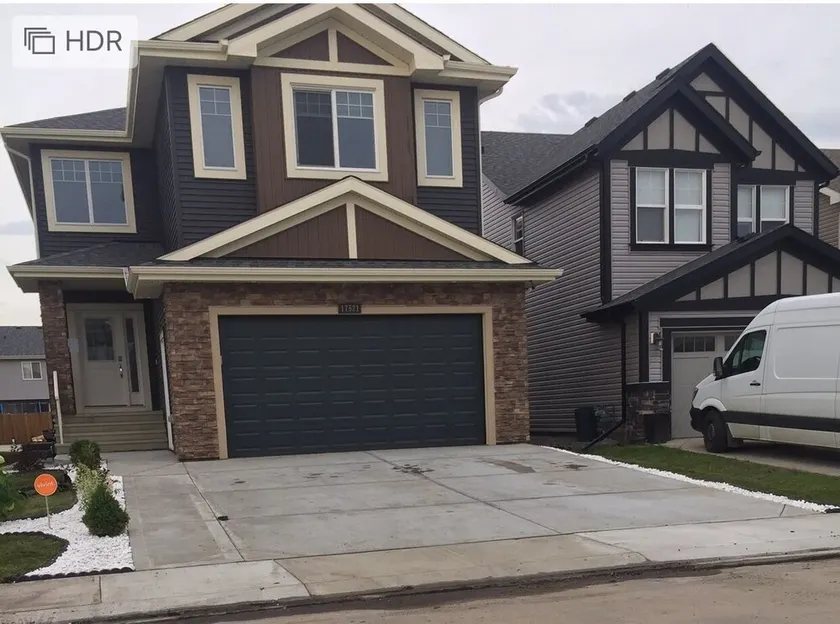 Cozy Luxury Home  Edmontom - Image 1