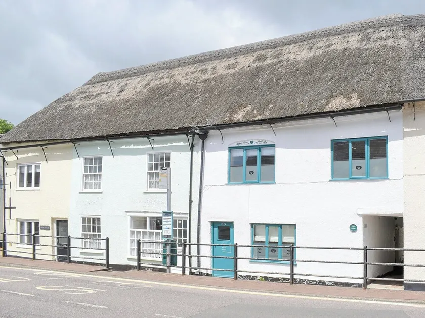 3 bedroom accommodation in Honiton - Image 1