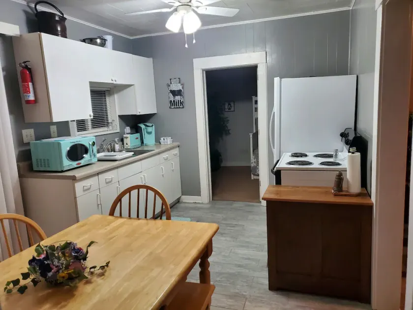 Cozy Farmhouse in Town - Image 1