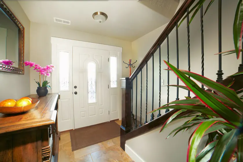 SLEEPS 18 IN LUXURY! Private Hot Tubs+Best Location+BBQ+Patio+5 Mins to Dwntwn! - Image 1