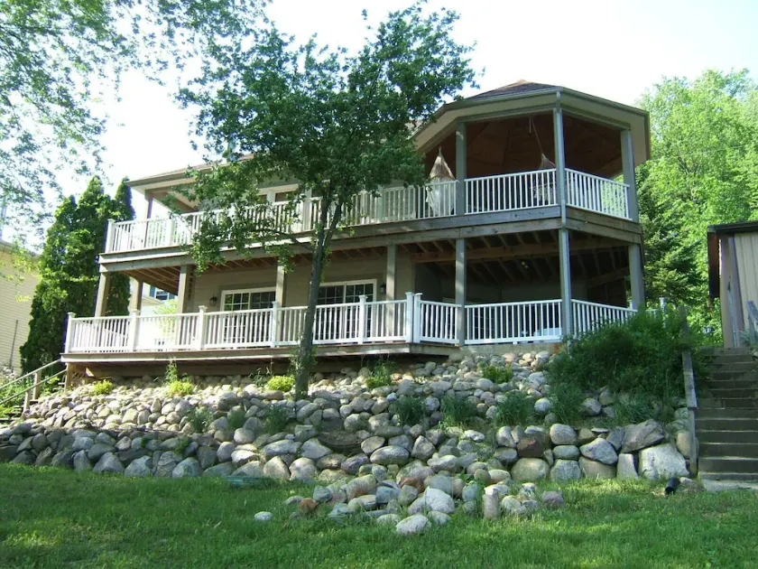 Lakefront, colline, nouvelle maison pour le plaisir et le plaisir de la famille et des amis - Image 1