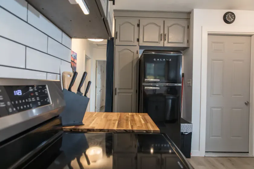 Modern/Retro Cozy Home in the Minnow Lake area - Image 1