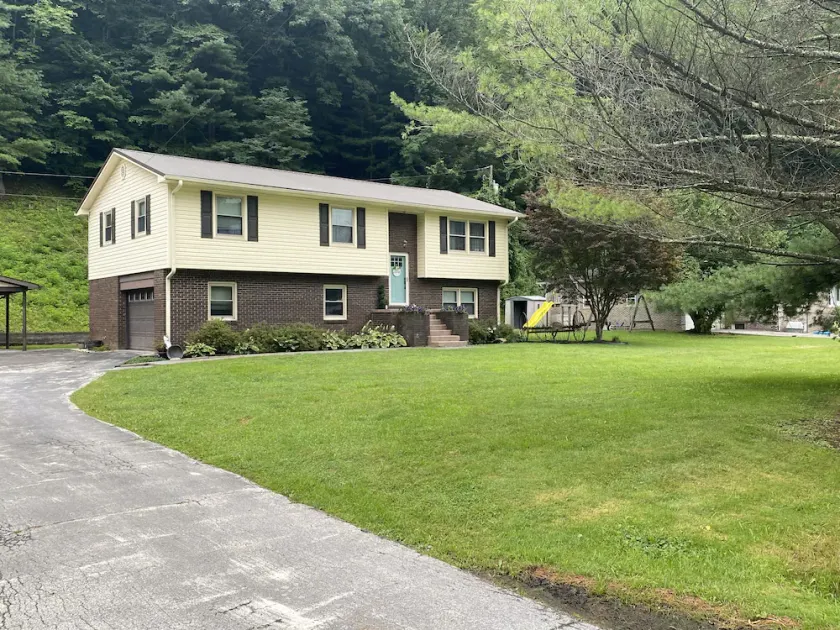 Beautiful house walking distance to wilmore dam! Surrounded by tons of trails! - Image 1