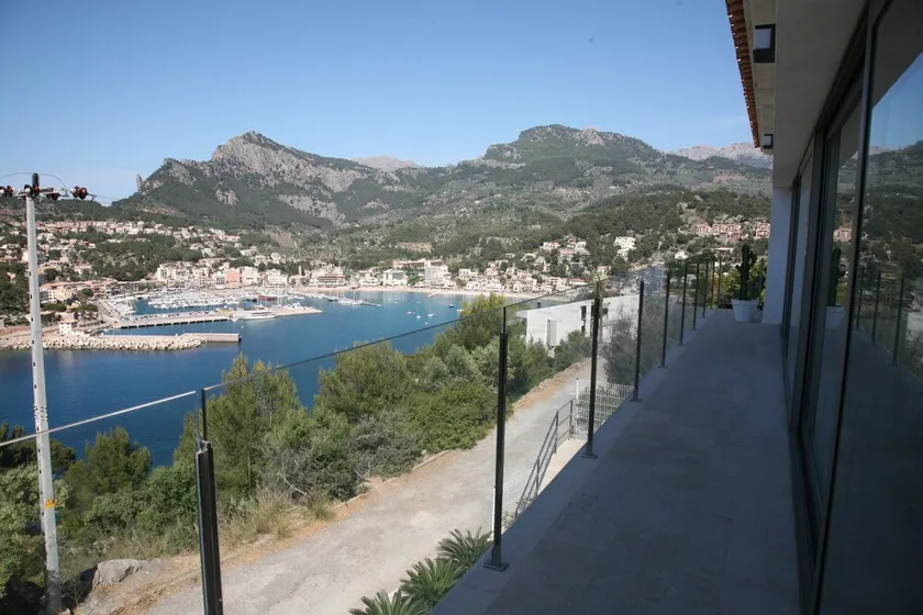 Villa moderna con piscina y vistas al mar. - Image 1