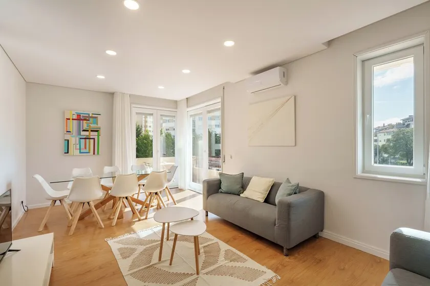 4-Bedroom Apartment in a Prestigious Area of Porto - Image 1