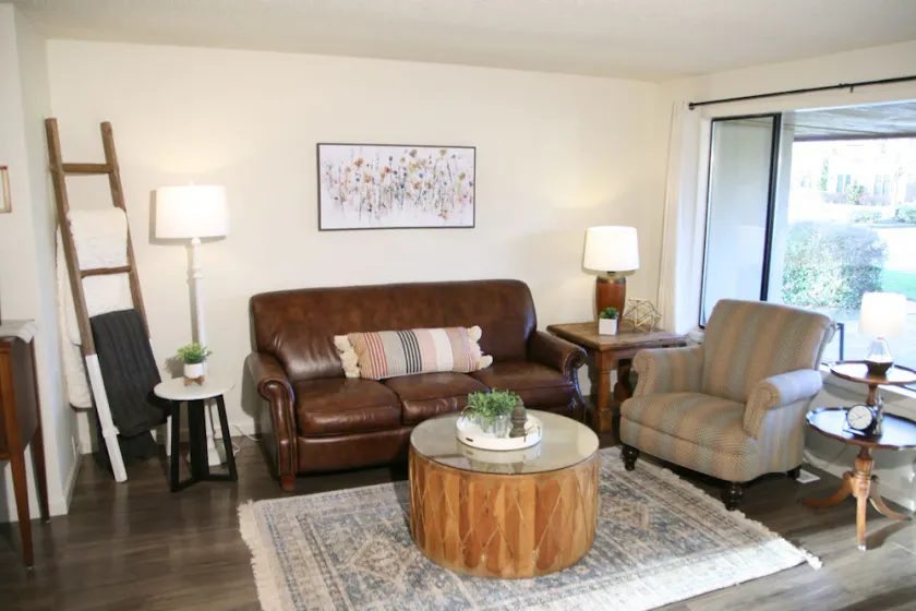 Rainier Villa, 2 minute walk to town - Image 1