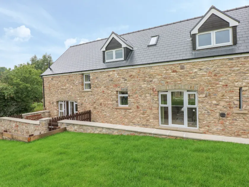NUTHATCH BARN, pet friendly, character holiday cottage in Pontyclun - Image 1