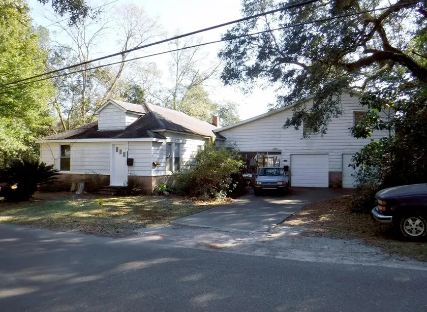Quiet neighborhood near beaches, bayou and historic downtown Ocean Springs. - Image 1